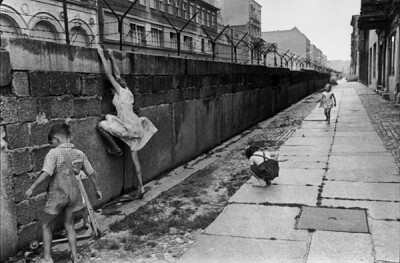 Henri Cartier-Bresson，1908-2004，法国著名摄影师，年少时学习绘画，1930年起学习摄影，偏好黑白摄影，喜爱徕卡135旁轴相机及35mm标准镜头，被誉为20世纪最伟大的摄影师之一及现代新闻摄影的创立人。官方网站：htt…