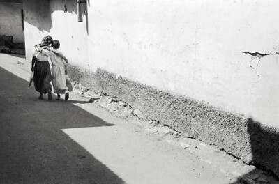 Henri Cartier-Bresson，1908-2004，法国著名摄影师，年少时学习绘画，1930年起学习摄影，偏好黑白摄影，喜爱徕卡135旁轴相机及35mm标准镜头，被誉为20世纪最伟大的摄影师之一及现代新闻摄影的创立人。官方网站：htt…