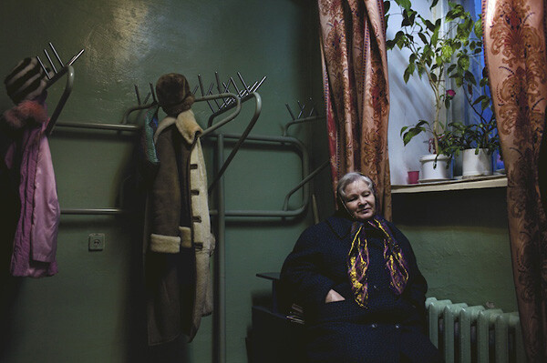 Donald Weber，加拿大摄影师，出生于1973年，早年在荷兰大都会建筑事务所（即瑞姆·库哈斯的事务所，著名作品是CCTV新大楼的）学习及工作，官方网站：http://donaldweber.com这组作品拍摄于俄罗斯，分为5个部分，分别为In Moscow（莫斯科），In Siberia（西伯利亚），In the Underworld（地下社会），In the Forest（森林）及In Heaven（天堂）。