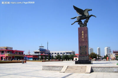 嶺澜国际酒店，坐落于南戴河开发区中心地带，傲踞“天下第一浴场”即天马广场的东北侧，西与海上游乐园为邻，东南依国家AAAA级旅游景区——仙螺岛，南邻海滨浴场，东接联峰山，毗邻南戴河中心浴场地理位置优越，交通…