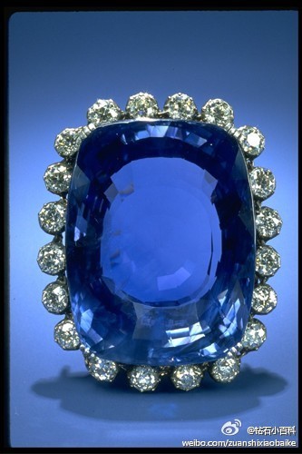 Logan蓝宝石是一件负有盛名的收藏品，是美国最大的馆藏蓝宝石之一，重达422.99克拉，呈现迷人的蓝色，产自久负盛名的宝石之国—斯里兰卡。宝石被镶嵌成一枚胸针，周身围绕着20枚高品质理想切割钻石，重达16克拉。196…
