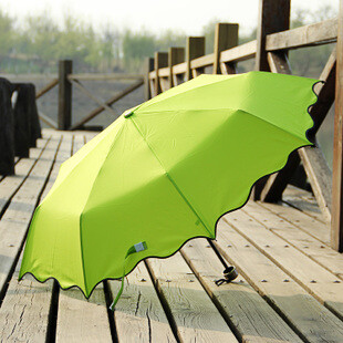 纯色折叠波浪边雨伞。季节交替，阴晴不定，就算有天气预报还是防不胜防，干脆带把便携式的雨伞，天晴下雨都不怕！