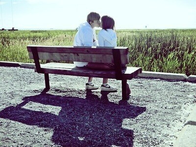 相爱很难，吓走一颗心却很易。你试着处处想拥有他的一切，他自会忽然害怕失去一切，向往自己自在的天地，因为他是个独立的生物。为着想有太多的爱而失去爱，真是讽刺的爱情现象，却又每日发生，沦为不够资格见报的真…