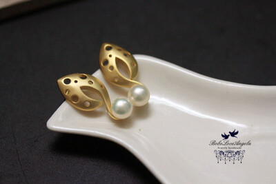 金色兔女郎淡水珍珠耳环： 16k磨砂镀金耳饰（防褪色处理）size：26mm x 5mm，天然淡水珍珠size：6mm，耳针为纯银。