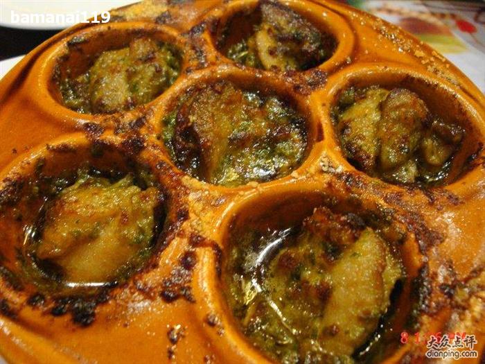 蜗牛是批量的半成品，冷冻送来的，不存在做法。解冻袋装的蜗牛，蜗牛上面有黄油，两者是一起冷冻的。解冻好后，选蜗牛盘一个，将鲜香菇放在蜗牛盘下，之后将蜗牛放在上面，均匀撒2克芝士粉，还有荷兰芹末。将蜗牛盘过全炉烘烤，加两片蒜蓉面包。必胜客没有做法，只有加工，一切你吃到的东西都是半成品，加热即可。有大蒜味道的应该是面包片，因为上面涂抹的蒜蓉黄油。蜗牛是用红酒浸泡过的，所以叫红酒据蜗牛。蜗牛绝对没有蒜味，我都偷吃过N多了。烤箱的温度我记不清了，貌似是375正负5度。过全炉是将近8分钟时间，7分50秒多。烤炉前半部分是加热，主要是把食物弄熟。后半部分是热风，主要是给食物上色，用热风加热使食物表面烤成金黄