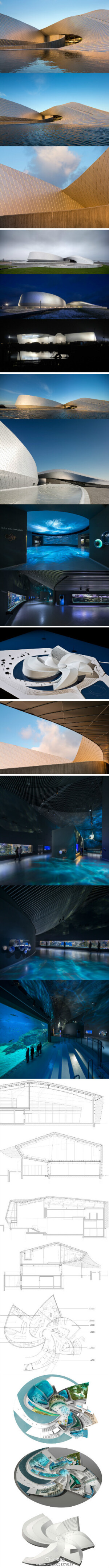 【小城里的大水族馆】近日 兴奋的丹麦小城Kastrup迎来了属于自己的崭新水族馆 由丹麦本土建筑事务所设计的‘蓝色星球’水族馆在3月20号这一天正式开馆营业 建筑的设计概念源自海水中的漩涡 其形式贯穿整个水族馆 也同时象征着一个充满魔力的漩涡 吸引着游客进入水族馆的内部 详情请看最新景观志微刊