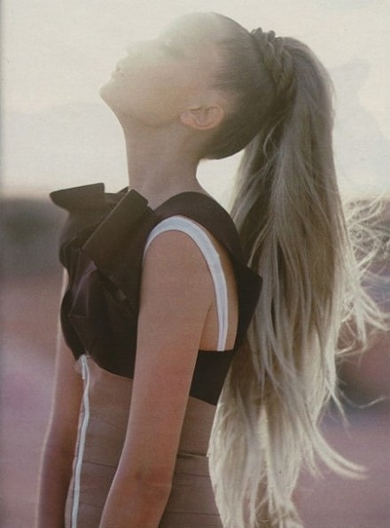 很气场很精神的超高马尾（这个发量得超多才行的吧！…）