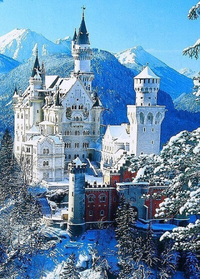 位于德国巴伐利亚州的新天鹅堡，让我想起了纳尼亚里面冰雪女王的城堡。。