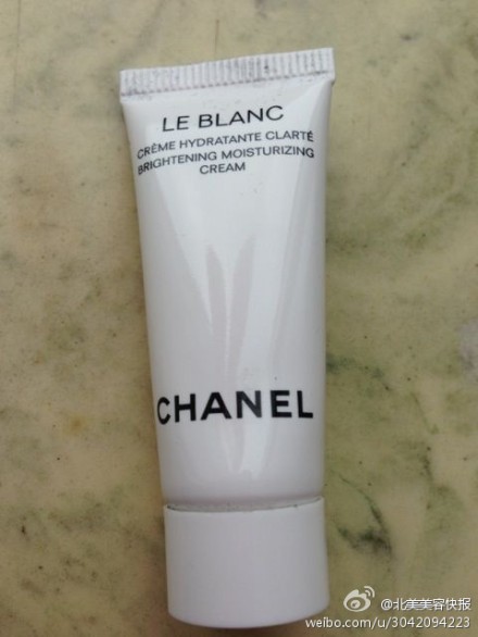 [X]Chanel-LE BLANC BRIGHTENING MOISTURIZING CREAM, 大清早放个毒，小香的保湿面霜，质地非常清爽，绝对有美白效果，小编让身边因滑雪而晒伤的朋友尝试过，短段时间内就恢复到了之前的状态，所以小编认为这是一款当仁不让晒后修复急救的最佳产品，如果你近期有计划去海边度假的话，防晒霜固然是first step，但也请把它带上吧 chanel官网有售 C 有粉丝问小编和LA MER的区别，我觉得完全是诉求不同，lamer重在保湿，小香这款重在美白，改善原本暗沉肌肤，致力于晒后修复，小编知道春假了很多童鞋会去海边度假，这款就是不错的选择