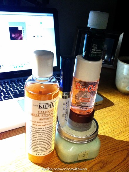 [X]Kiehl's-金盏花水，Bio-Oil,The Body Shop-茶树精油 左边的是k家金盏花水 去完痘后缩毛孔很神效 无酒精很温和 右边最上面tbs茶树精油滴两滴和晚霜一起用 因为我偶尔会有小颗痘这个消炎很有效 第二个bio oil消痘印啊大家应该都大爱的！第三个fresh suga...