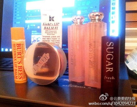 [X]La Mer-润唇膏，Fresh-黄糖润唇膏，Kiehl's一号润唇膏，Dior魅惑润唇膏，BEES薄荷润唇膏 论坛妹纸的护唇心得，大家可以参考一下〜但是编编最爱的还是smith's的唇膏，耐用持久好闻效果也绝对不比大牌差，睡前厚厚一层一晚上都不会干，如果起皮涂不了口红的话就先用这个打底 等个10分钟就可以了个人觉得草莓的最好用http://t.cn/zYNcWcj