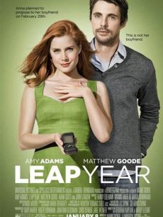 《闰年》 城市女孩安娜（艾米·亚当斯 Amy Adams 饰）与男友杰里米（亚当·斯科特 Adam Scott 饰）相恋四年，共同申请购买波士顿顶级豪华社区的高尚住宅。安娜本以为杰里米要向自己求婚，失望后听从父亲建议，飞往爱尔兰首都都柏林，打算依照爱尔兰传统，在闰年的2月29日这天向在都柏林参加医学会议的杰里米求婚。没想到飞机遭遇气流，迫降威尔士加的夫。安娜从加的夫雇船航行至爱尔兰丁格尔半岛，狼狈不堪中投宿当地青年德克兰