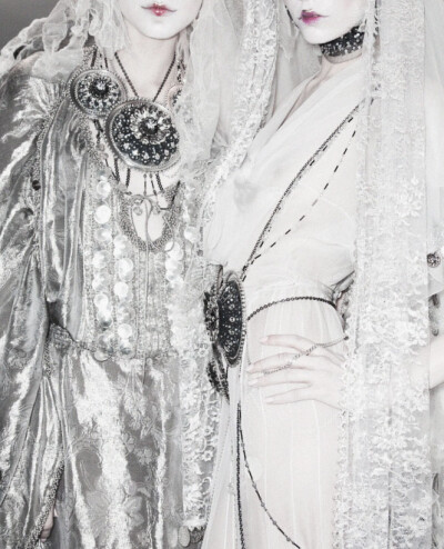 Detail of Jessica Stam & Natasha Poly backstage at John Galliano F/W 2009