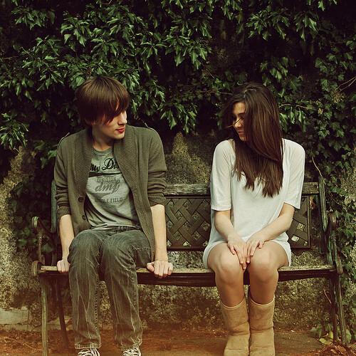 昨天下课，我从教室出来准备去食堂吃饭，因为今天在他们教室旁边上大课，所以我特地穿了条鲜艳的红裙子。下楼梯的时候，我还在想要不要走慢一点，说不定会遇到他。一边想，我就一边傻笑。我这个人一旦笑起来，就根本刹不住，而那次又笑得别傻。结果真的正好他迎面就走过来，我一眼撞上了他的眼睛。凝视着他，刹那间根本无法把目光从他身上移开，同时我还不争气地止不住笑。所以他看到的画面就是：一个穿红裙子的陌生姑娘对着他一直傻笑。估计他现在还觉得我脑子有问题，丢人真的丢大了。昨天是我这个礼拜第三次遇到他，我想等我遇到他第99次的时候，就去向他告白。