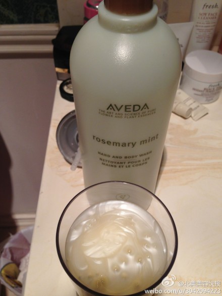 [X]Aveda-RoseMary Mint Hand And Body Wash 看着昨天发的香皂回应不高，看来大家不太习惯用香皂呀〜今天就跟着发一款迷迭香薄荷沐浴露吧。和洗头膏一样大的size51刀，很经用，味道闻着也非常舒服，洗在身上凉凉的很醒神！最主要的还是因为他们家全天然很温和，不会敏感老少皆宜！这么大一瓶全家都能用好久啦，小瓶的17刀！