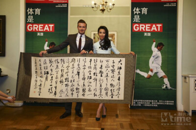 24日，小贝（大卫·贝克汉姆 David Beckham ）在英国驻华大使馆现身，与身为中英文化交流大使的李冰冰热情合影，他们二人还展示了《念奴娇·赤壁怀古》的书法