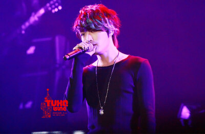 Wine红酒站 130324 KJJ HK MINI CON&FM 没有人会让我记一场演唱会就像记一光年的盛夏，一切求而不得的奢望，皆源于你眼眸里流光溢彩的悲欢离合构筑的整个倾世王朝，我无路可逃.