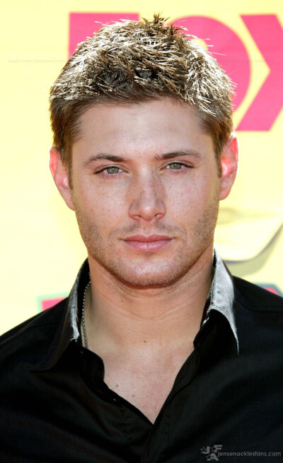 Jensen Ackles 【話說我美人從八年前的27 到現如今35除了偶爾笑笑會有眼角紋其他什麽都沒有變 】