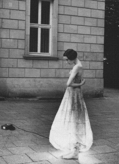 穿过肃立的岩石，我，走向海岸，"你说吧，我懂全世界的语言"，海笑了，给我看，会游泳的鸟，会飞的鱼，会唱歌的沙滩，对那永恒的质疑，却不发一言。——顾城《规避》