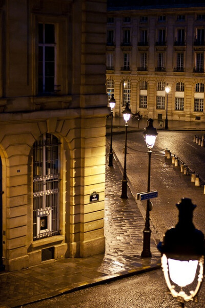 深夜，巴黎的拉丁区