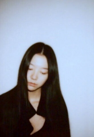 很爱你 却不知道该如何靠近你 觉得离开是可以的 并没有什么不同 结果反正都是这样 是好是坏并不重要 只是我曾经那样的迷恋过你而已