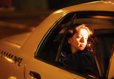 我只是需要一个人在我身边 如今发现这个人是不是你 已经并没有那么重要了