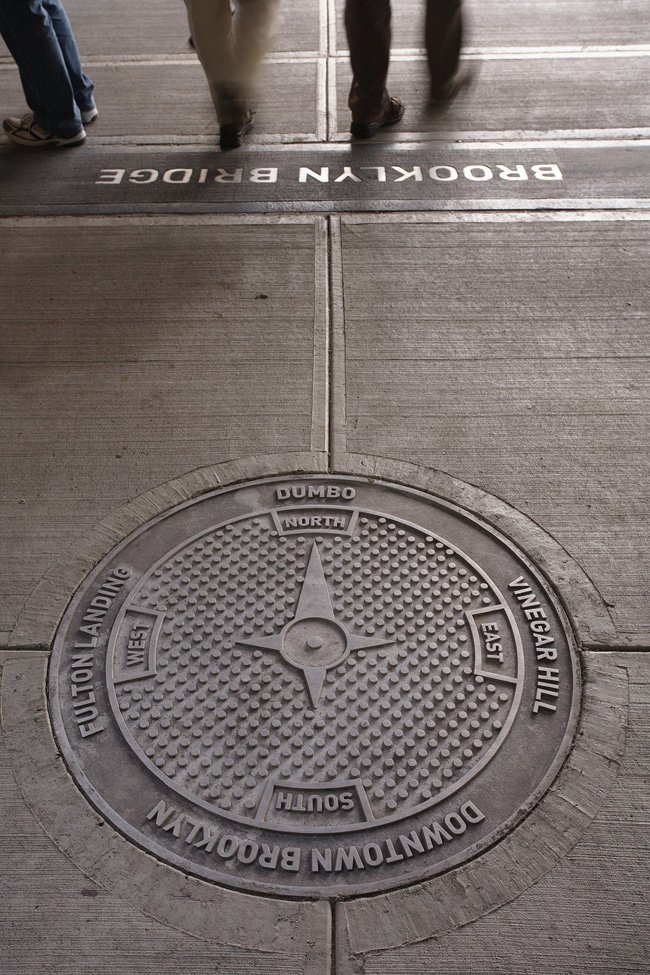 纽约布鲁克林区导视系统 项目最初是为了改进布鲁克林大桥的导视，使来的游客有一种被欢迎的感觉，而且可以沿着导视去搜索布鲁克林更多的地方。这个导视连井盖上都有指南针，都有趣了，由Two Twelve Associates设计。