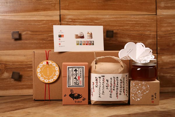 台湾「掌生榖粒」食品包装 台湾的「掌生榖粒」是创意农业的先行者，他们提倡原生，主营大米，还有茶叶，蜂蜜，香菇等产品。其包装很有品质，演绎着米的质朴，复古盒子用着纸制作成饭盒的样子，有新意，包括他们的花花婚礼包装也极有特点。