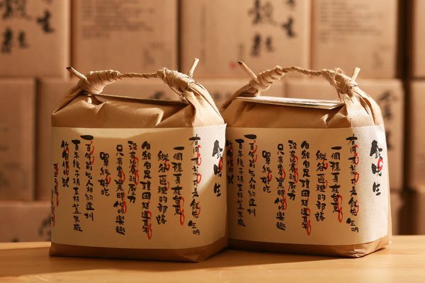 台湾「掌生榖粒」食品包装 台湾的「掌生榖粒」是创意农业的先行者，他们提倡原生，主营大米，还有茶叶，蜂蜜，香菇等产品。其包装很有品质，演绎着米的质朴，复古盒子用着纸制作成饭盒的样子，有新意，包括他们的花花婚礼包装也极有特点。