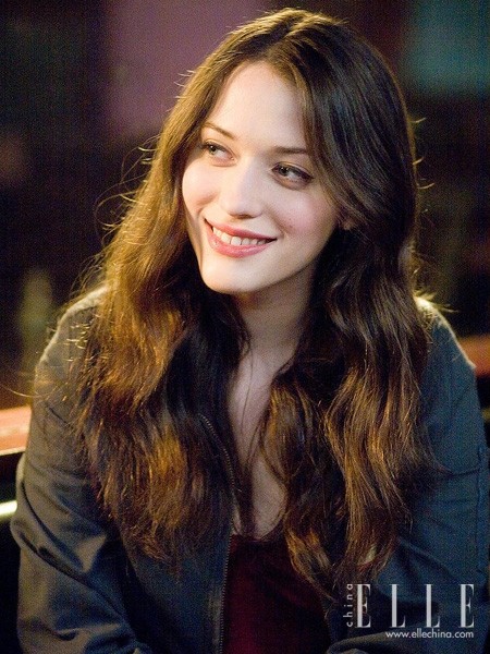 她是Max，她是Kat Dennings。