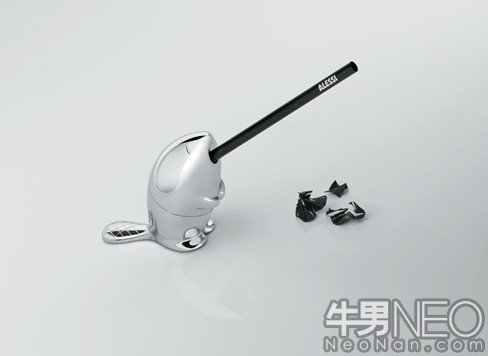 来自意大利的知名设计梦工厂Alessi的一款海狸转笔刀 ：Beaver Pencil Sharpener。打破常削笔刀的造型，采用了作为啮齿动物的一种海狸STYLE，相信其锋利的牙齿肯定能啃出最棒的铅笔头。重量只有纸张的两倍 ，表面镀铬，整个外形设计线条流畅，看起来不仅有趣而且实用。