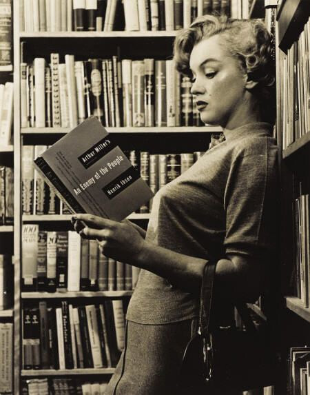 Marilyn Monroe Reading