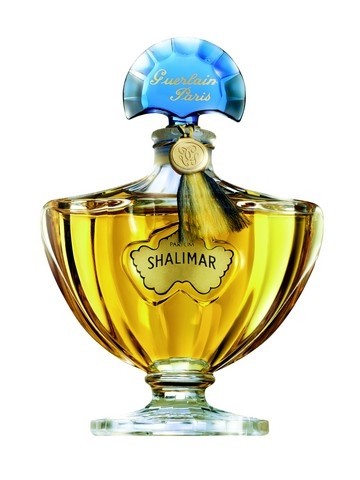 Shalimar一千零一夜香水 一千零一夜静静盛放在由Baccarat水晶制成的香水瓶中，绽放在众人面前。作为法国娇兰的标志，一千零一夜香水毫无疑问地在1925年巴黎举行的装饰艺术博览会上赢得了金奖。