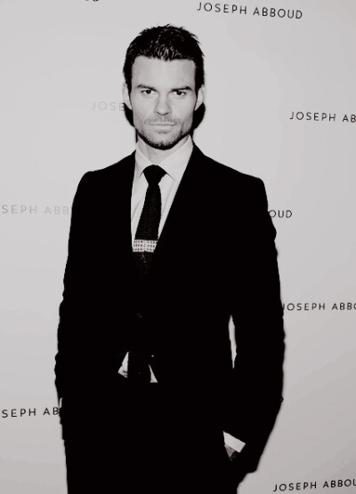 Daniel Gillies。吸血鬼始祖以利亚，以叔。