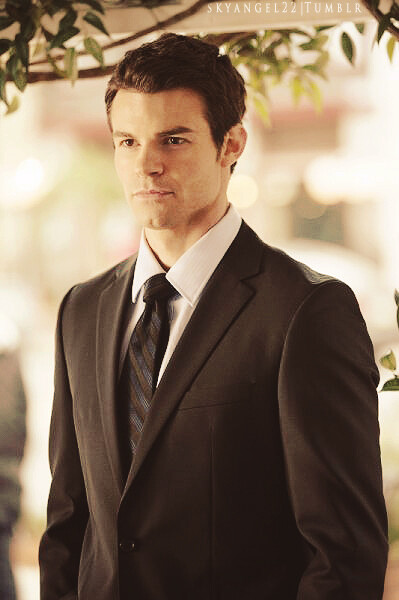 Daniel Gillies。吸血鬼始祖以利亚，以叔。