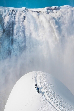 加拿大魁北克，北美洲最高的瀑布：蒙特伦西瀑布。