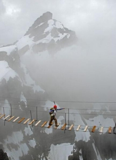 加拿大尼姆巴斯山峰的一条桥，有胆量挑战吗？