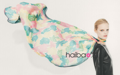 清新水彩！华伦天奴 (Valentino) 2013春夏丝巾系列广告片，汉妮·盖比·奥迪尔 (Hanne Gaby Odiele) 演绎