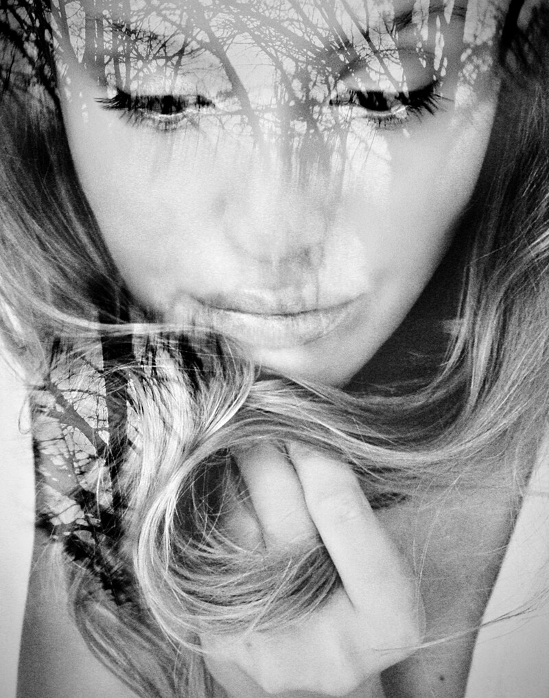 _HannahLemholtPhotographySelfportraitInWindow