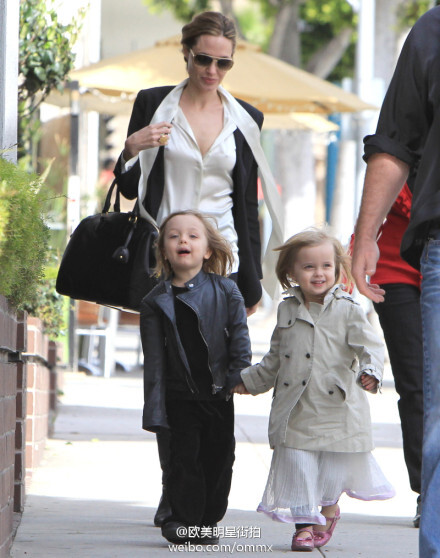 #OMMX每日街拍#安吉丽娜·朱莉 (Angelina Jolie) and Brad Pitt&#39;s twins, Knox and Vivienne Jolie-Pitt