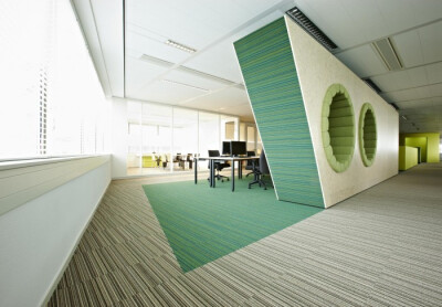 M+R CTAC 0118609 700x486 Inside CTACs Flexible And Colorful Head Offices