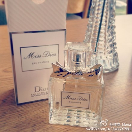 [X]Miss Dior 这款miss dior精灵淡香水拥有佛手柑的清新甘甜， 明媚的梔子花香,最爱的是帶著木質深沈香味的廣藿香后味 喷上喜欢的味道一天的心情都会大好?