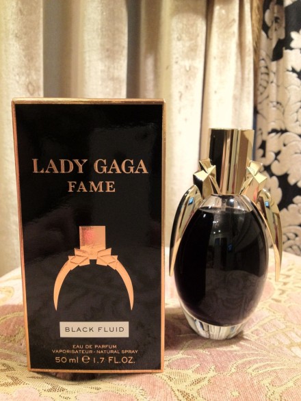 [X]Lady Gaga-Fame LADY GAGA出了香水這算是我收集過最特別的香水了香水的液體是黑色的瓶身的設計Cool至於味道實在不知道該怎麼形容這味道...應該算是比較冬天的花香味吧跟包裝及LADY GAGA的形象很符合