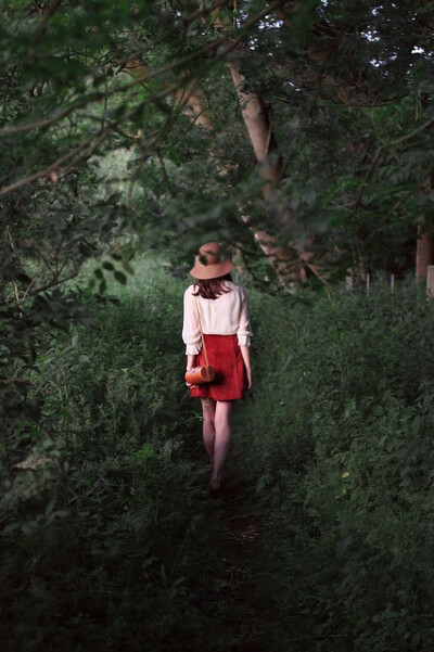 在户外穿红色+白色很出挑，走入树林深处的取景方法，很安静的美