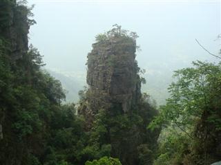 广西金秀瑶族自治县位于桂中偏东的大瑶山区，因为广西大瑶山的主体山脉在金秀瑶族自治县境内，因此，又叫金秀大瑶山。全县总面积2500多平方公里， 其中省级风景名胜区面积为500多平方公里，县境内森林覆盖率达87%以上，连片的原始森林就有60多万亩。所以，金秀大瑶山既是广西最大的绿色水库，又是国家森林公园和国家级自然保护区。而金秀也是因此得名，去金山秀水之意。www.iiigo.com