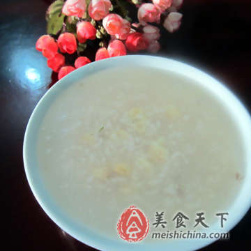 食材：莲子适量，糯米适量，根椐多少人而定，做法： 1、莲子去心，把煮粥的料用清水淘冼干净， 2、放进电压锅里调至煮粥档， 3、待冷却后装入碗中，可放糖，也可配上鲜腌豆角，好吃没话说哦。 不信试试图片来自www.ekm2.com