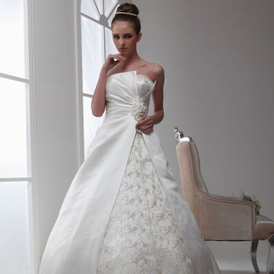 缎面收腰新娘婚纱礼服出门纱齐地纱实物拍摄