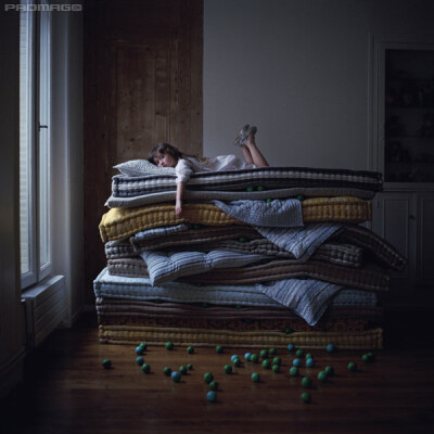 Elene Usdin，他的作品里似乎睡觉是个永恒的主题，很有魔幻和童话的色彩。个人网站：http://www.eleneusdin.com/