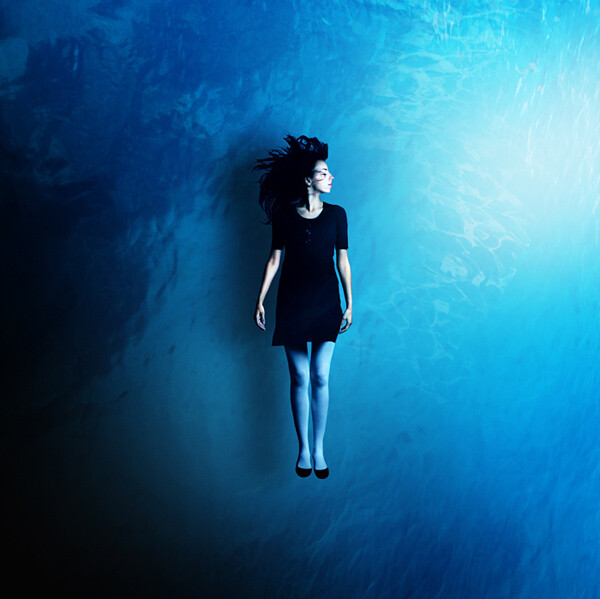 Martin Stranka，捷克摄影师，官方网站：http://www.martinstranka.comMartin的作品风格极简，画面充满不稳定和孤独感，他说他的作品“存在于梦和醒之间的空间”。