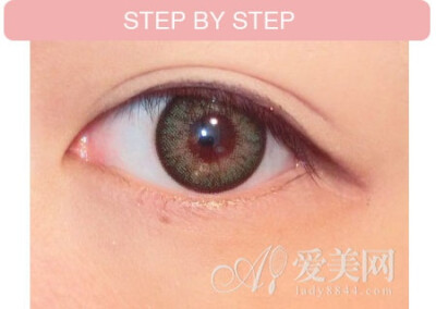  Step 1：眼线是眼部的灵魂，贴着睫毛根部描绘一条眼线，眼尾顺着眼形延长一点，把眼形拉长。